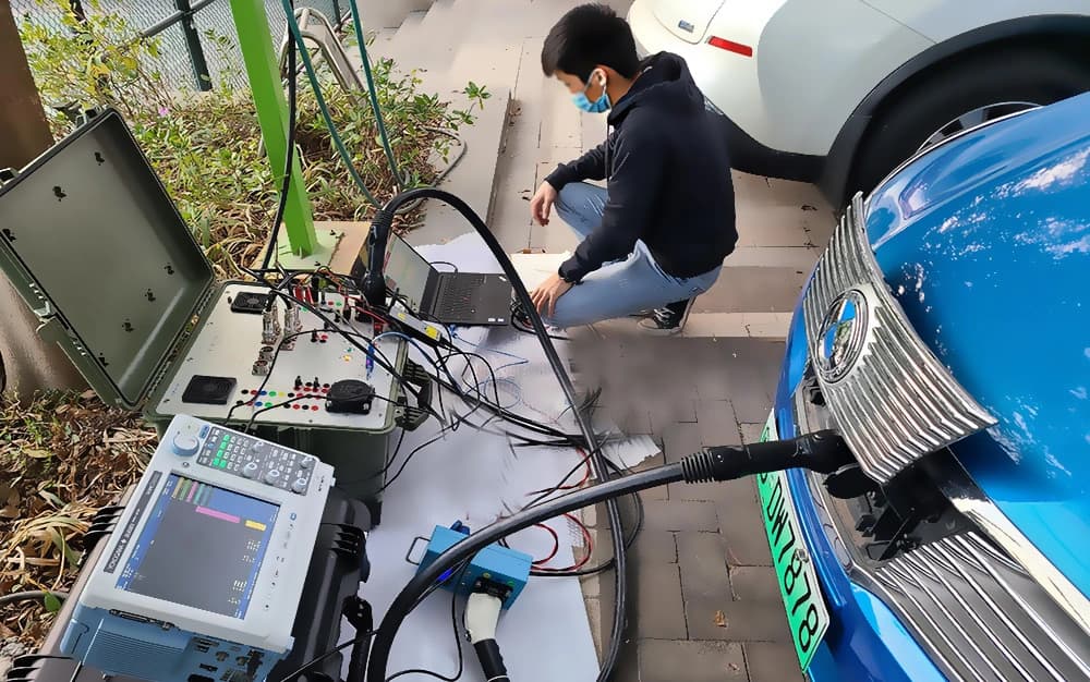 Portable test instrument and oscilloscope connected to an electric vehicle