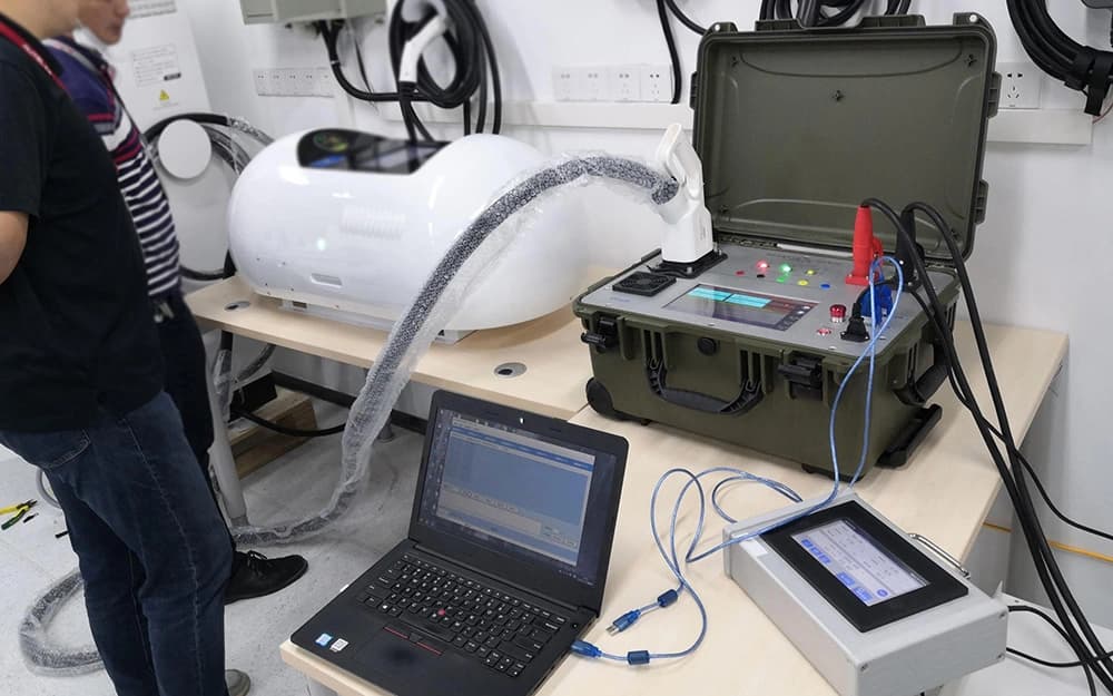 Portable charging test instrument, laptop and measurement unit arranged on a workbench